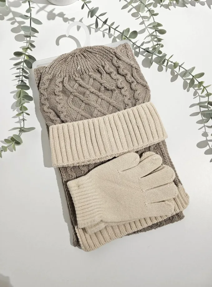 Υπέροχο σετάκι πλεκτό: σκουφάκι πλεκτόμε τριχρωμία και πομ-ποομ επάνω κασκόλ πολύ όμορφο ασορτί γαντάκια ελαστικά και ευκολοφόρετα Σετ Σκούφος Γαντάκια & Κασκόλ Σοκολά